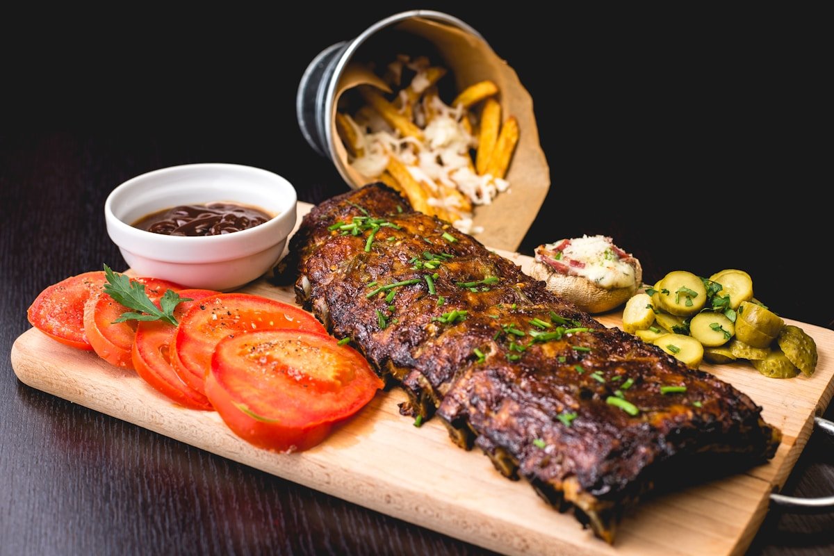 Echipa restaurantului Fermora într-o bucătărie deschisă